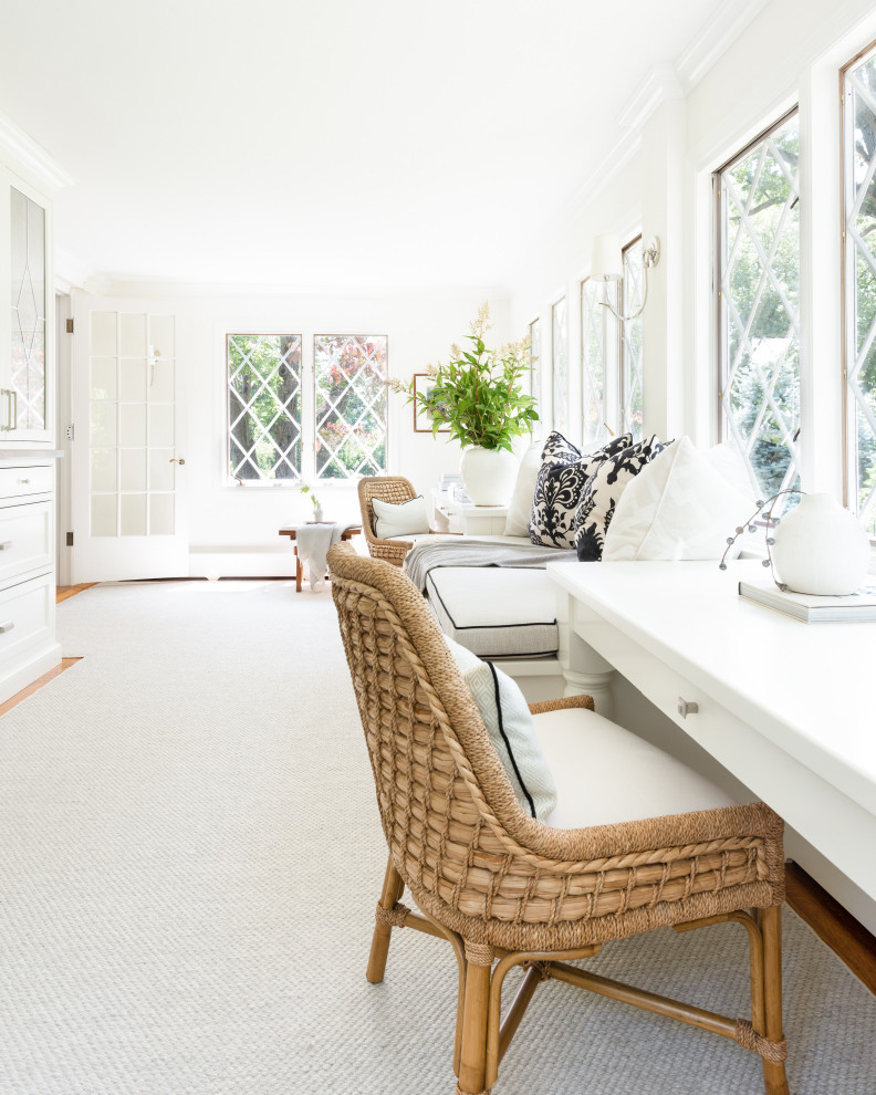 Cette image montre un bureau traditionnel avec un mur blanc, moquette, un bureau intégré et un sol beige.