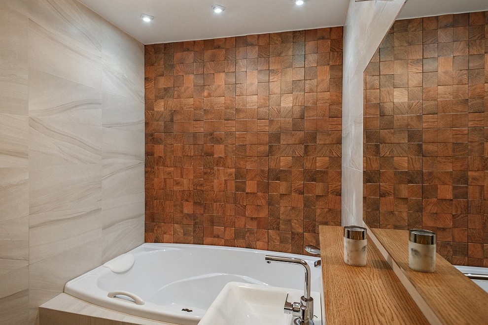 モスクワにある低価格の小さなコンテンポラリースタイルのおしゃれな浴室の写真