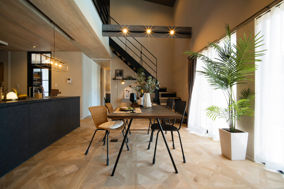 Modernes Esszimmer mit hellem Holzboden, Tapetendecke und Tapetenwänden in Sonstige