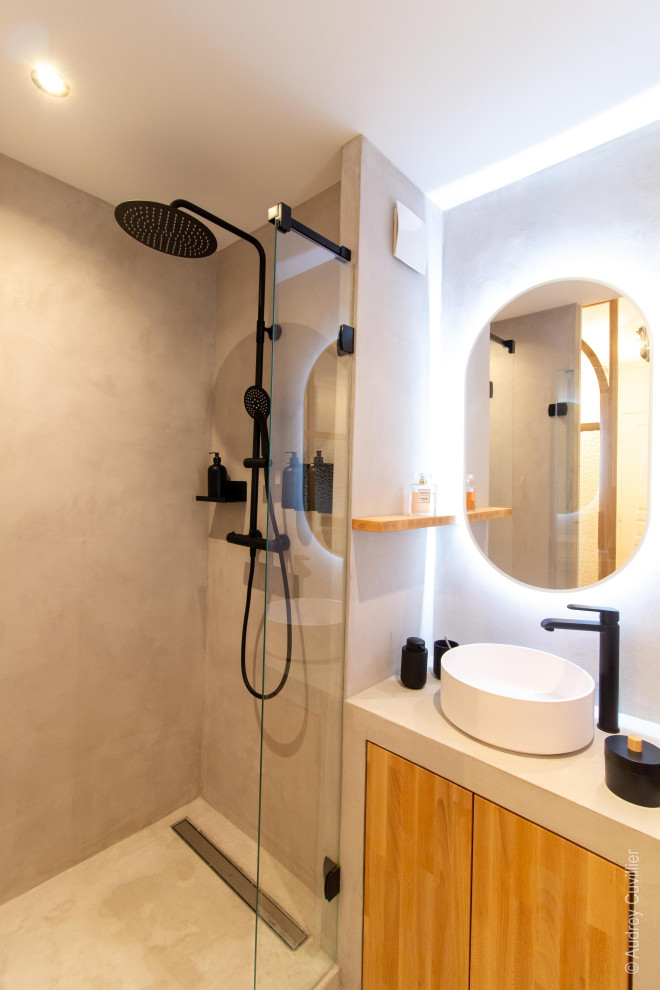 Cette image montre une petite salle de bain grise et rose nordique avec un carrelage gris, un mur gris, un sol en terrazzo, un lavabo posé, un plan de toilette en béton, une porte coulissante et meuble simple vasque.