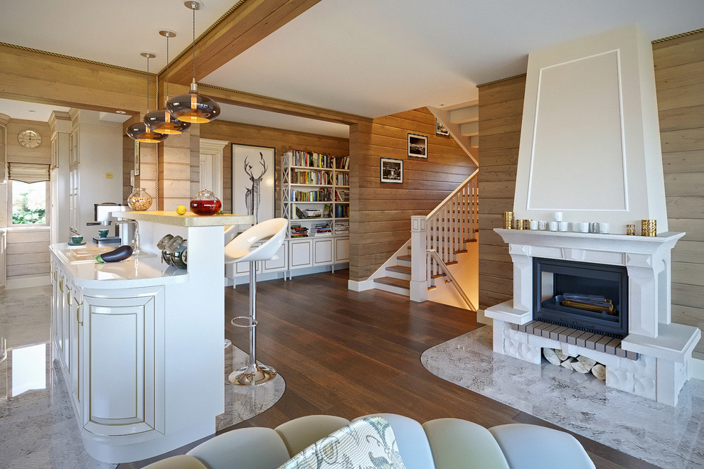 Дневной вид на камин, барную стойку и лестницу.