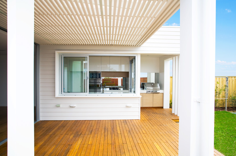 Design ideas for a contemporary deck in Sydney.