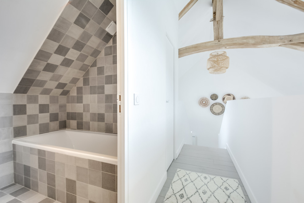 Cette photo montre une grande salle de bain éclectique pour enfant avec une baignoire encastrée, une douche à l'italienne, un carrelage blanc, des carreaux de béton, un mur blanc, sol en béton ciré, un lavabo suspendu et un sol gris.