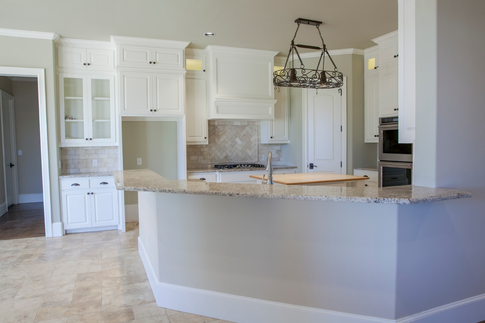 Kitchen - transitional kitchen idea in Dallas