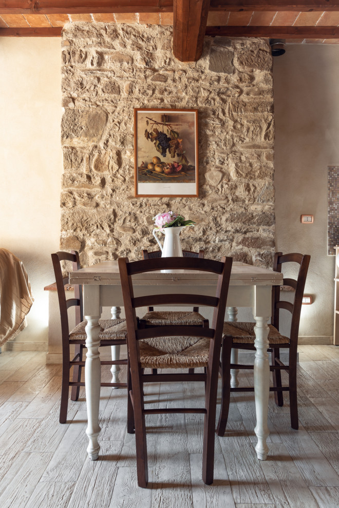 フィレンツェにある低価格の小さなラスティックスタイルのおしゃれなダイニングキッチン (ベージュの壁、磁器タイルの床、グレーの床、表し梁) の写真