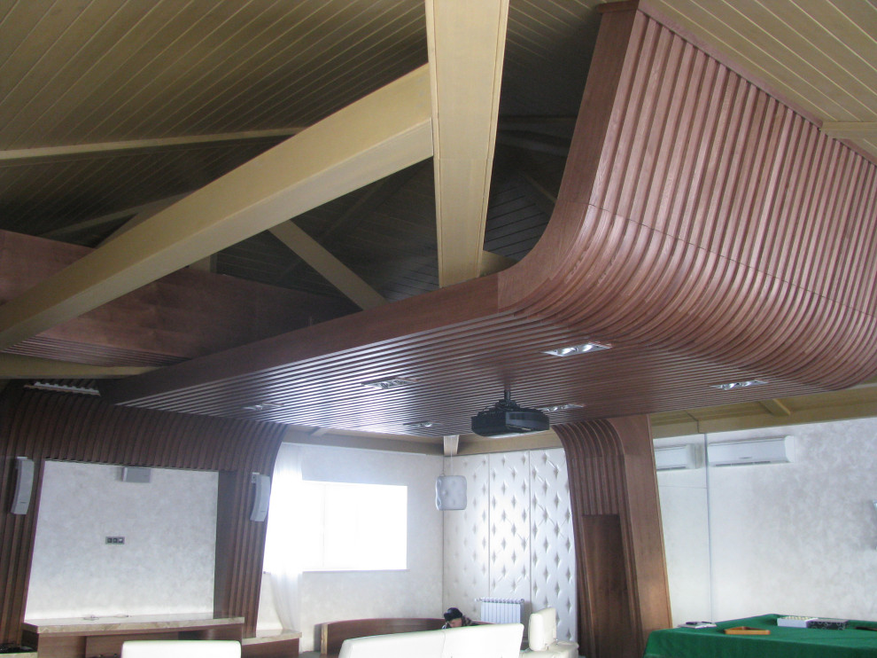 Декоративный потолок из массива дерева.