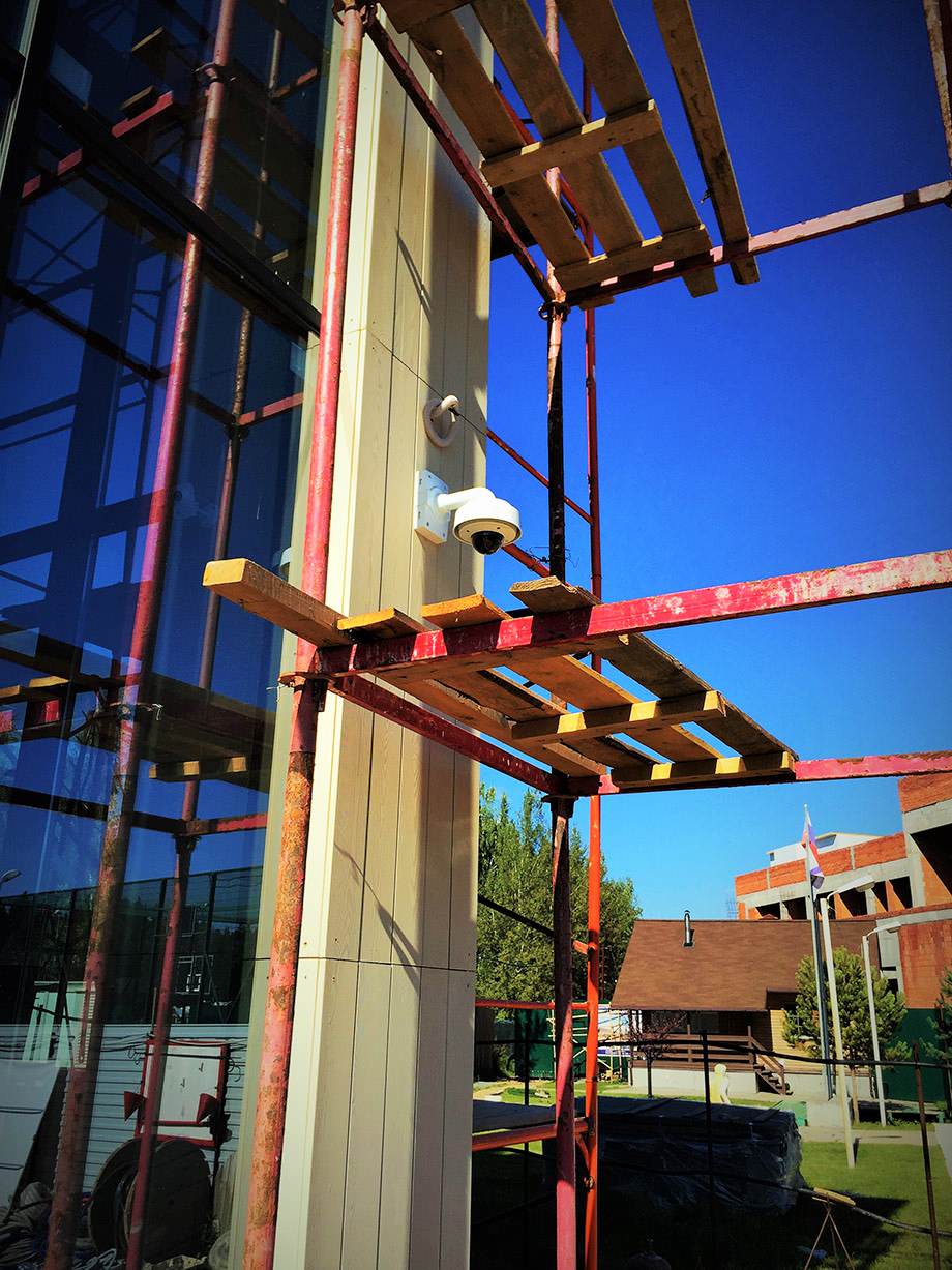 МОНТАЖ ПЛАНКЕНА НА ТЕННИСНОМ КОРТЕ.