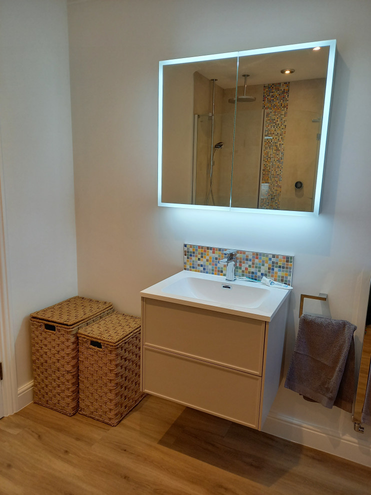 Diseño de cuarto de baño principal, único y flotante actual grande con armarios con paneles lisos, baldosas y/o azulejos en mosaico, encimera de acrílico, ducha abierta y encimeras blancas