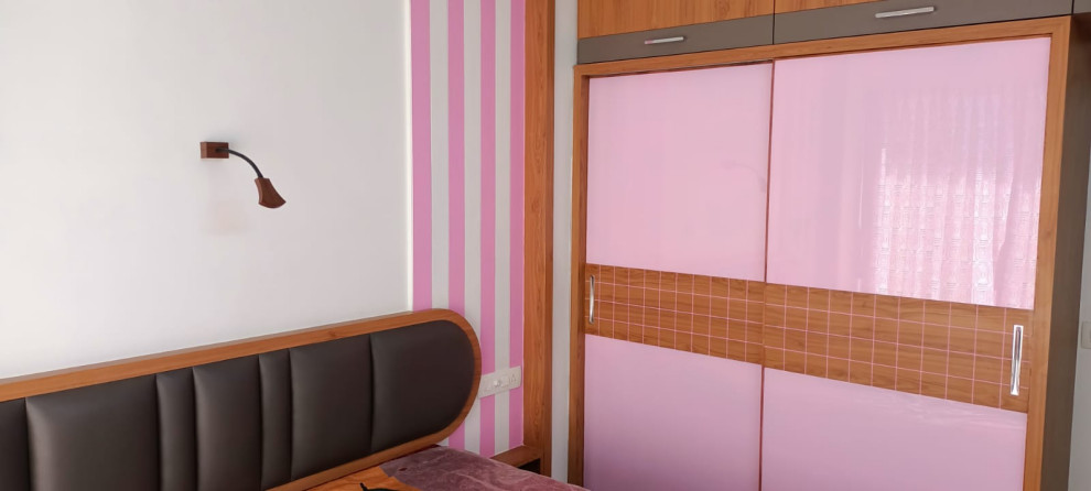 На фото: хозяйская спальня среднего размера в современном стиле с белыми стенами, полом из керамической плитки и бежевым полом