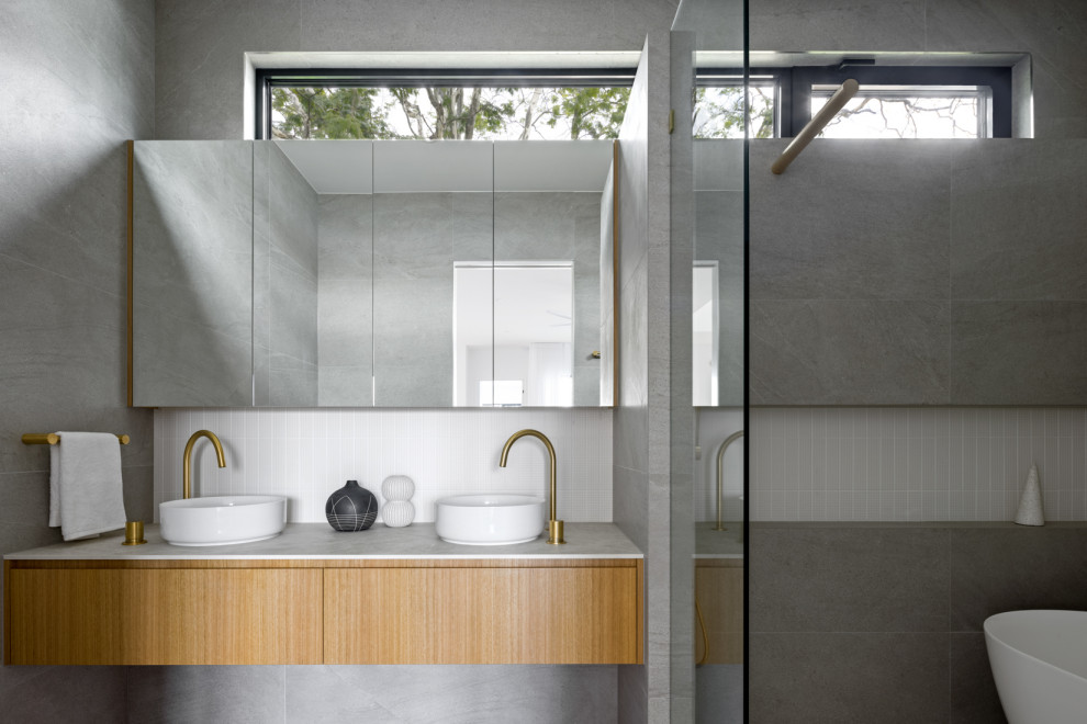 Photo of a contemporary bathroom in Brisbane.