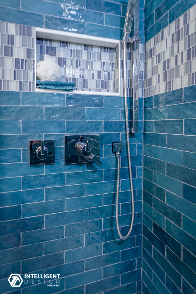 Свежая идея для дизайна: главная ванная комната среднего размера в стиле неоклассика (современная классика) с плоскими фасадами, белыми фасадами, душем в нише, унитазом-моноблоком, синей плиткой, керамогранитной плиткой, зелеными стенами, полом из керамогранита, врезной раковиной, столешницей из искусственного кварца, белым полом, душем с распашными дверями, белой столешницей, нишей, тумбой под одну раковину и встроенной тумбой - отличное фото интерьера