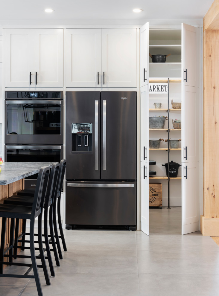 Transitional kitchen photo in Ottawa