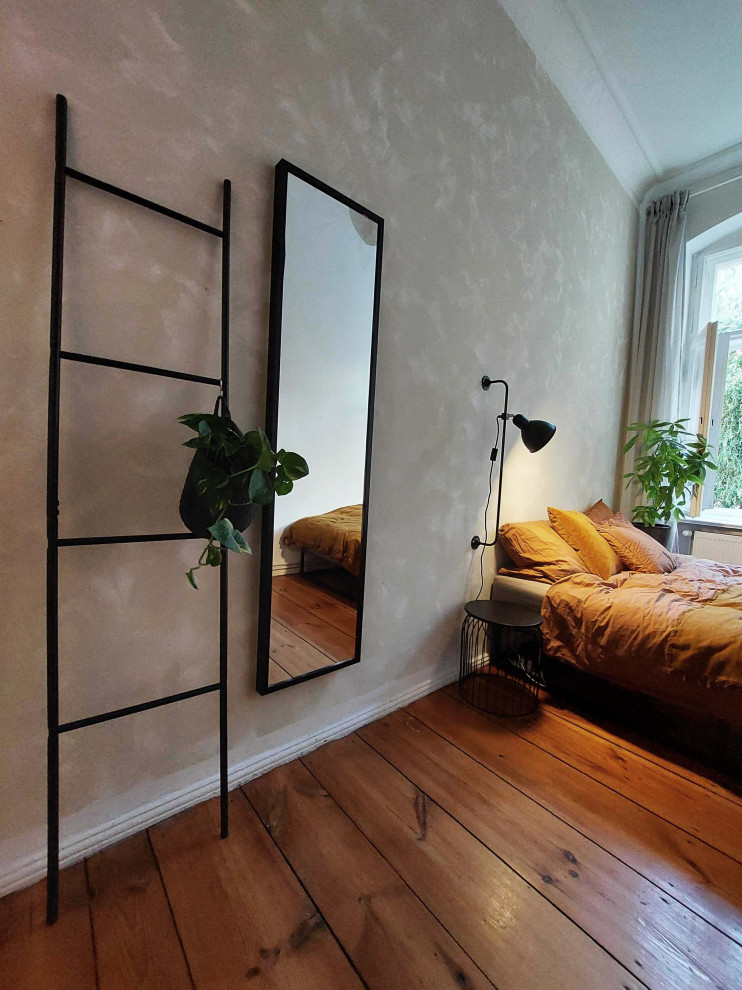 Idée de décoration pour une petite chambre parentale chalet avec un mur beige.