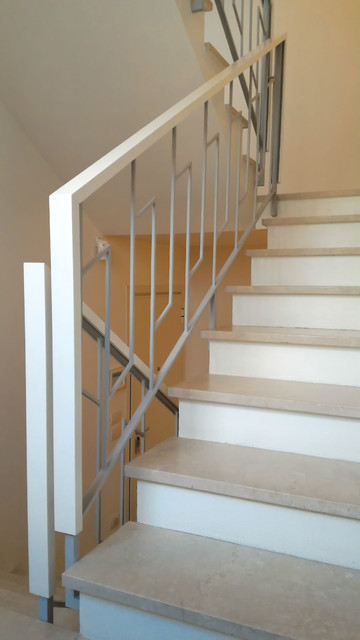nuovo corrimano in legno laccato bianco opaco su parapetto in ferro esistente modern-treppen
