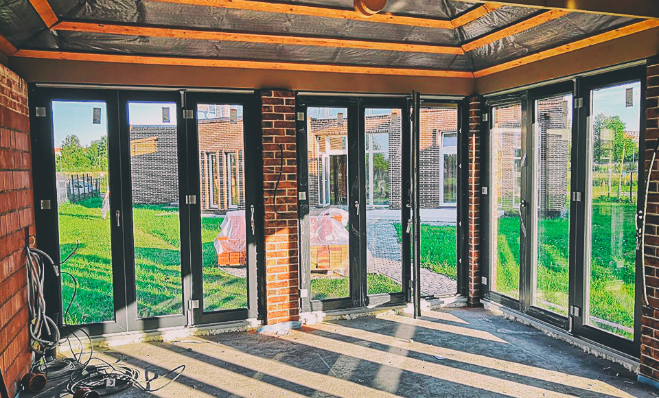 Порталы «Гармошка», входная дверь, балконная дверь, окна в загородный дом