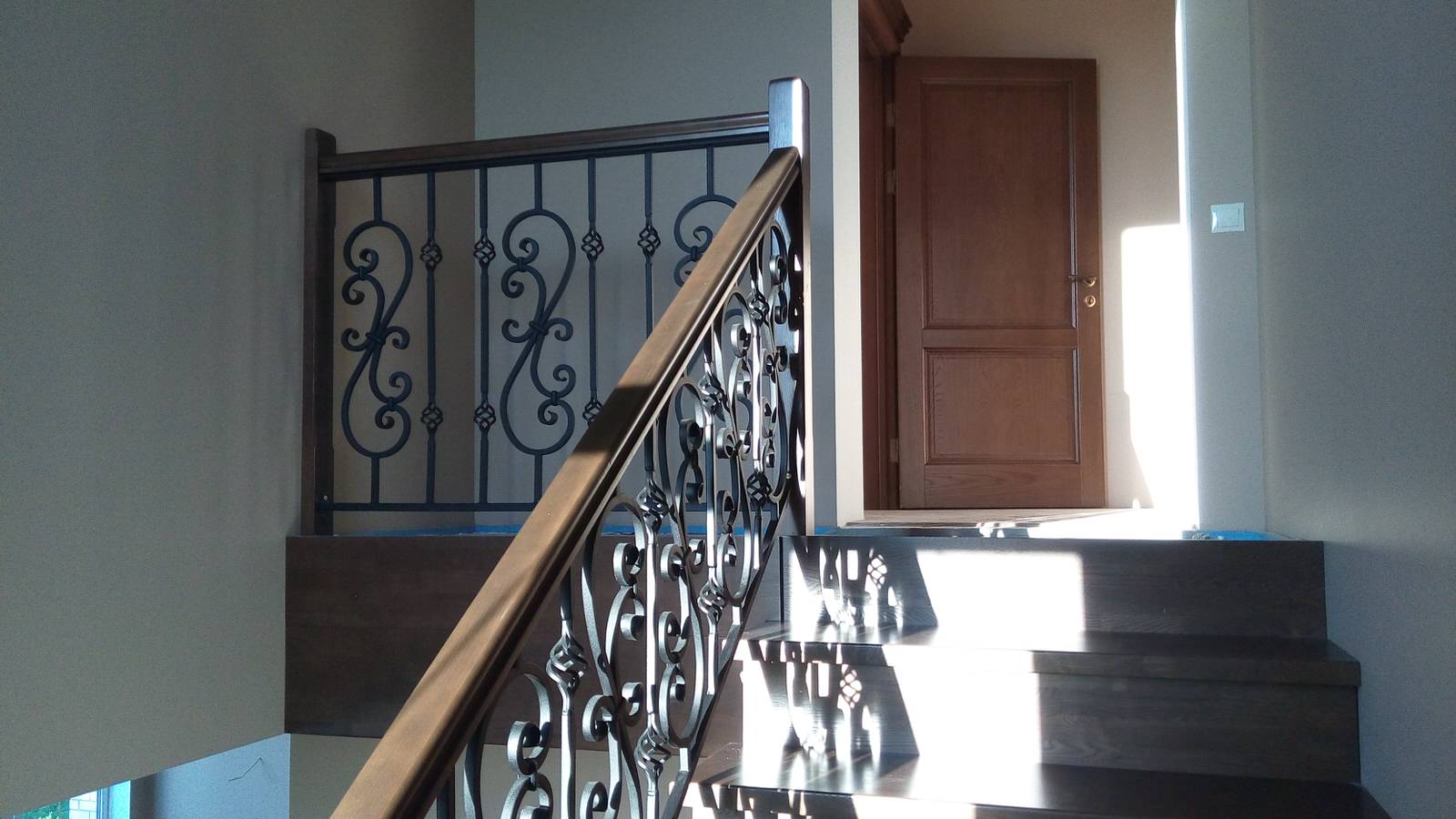 Лестница "в темном" с кованым ограждением (облицовка)