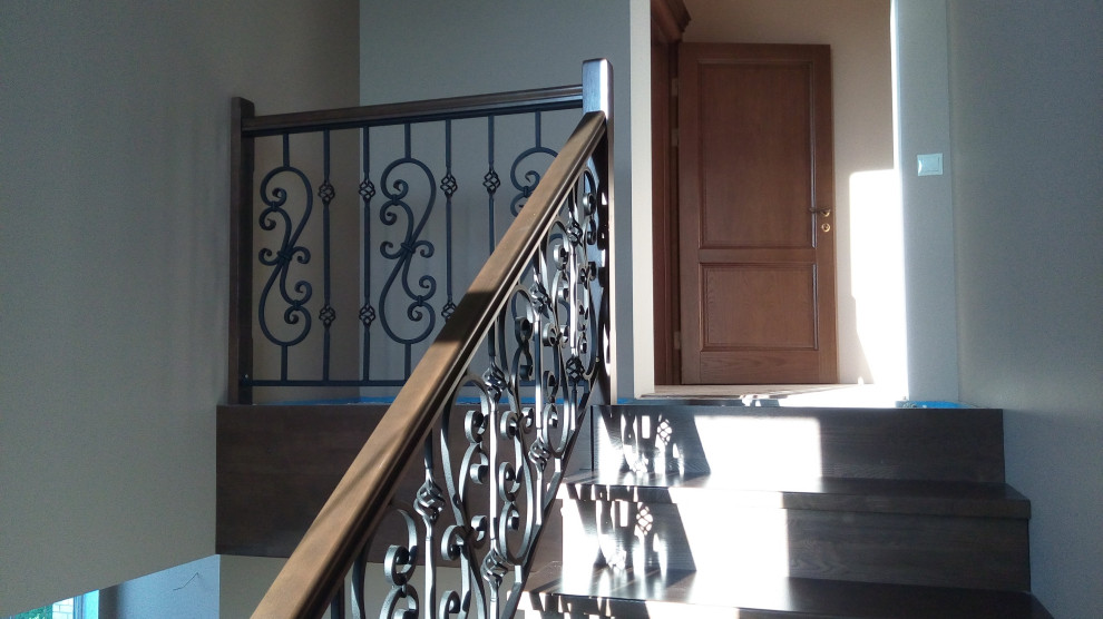Лестница "в темном" с кованым ограждением (облицовка)