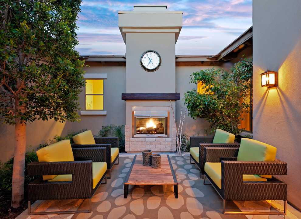 Contemporary courtyard patio in Phoenix with a fire feature.