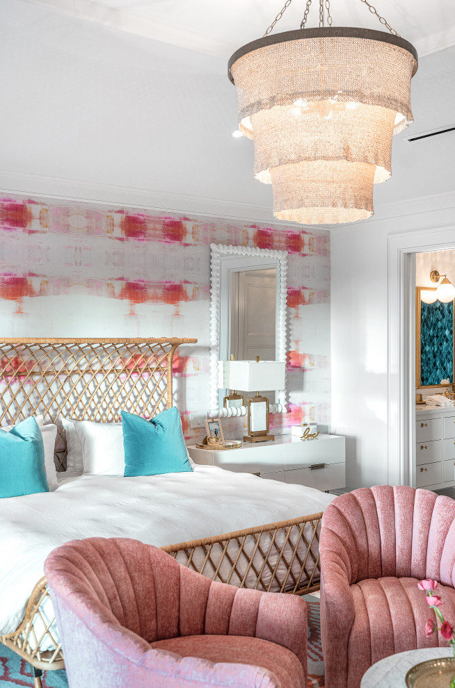 Foto de habitación de invitados blanca y beige y rosa clásica renovada extra grande con paredes rosas, suelo de madera oscura, suelo marrón, vigas vistas y papel pintado