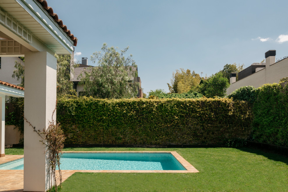 Ejemplo de terraza in patio trasero and anexo de casas With columnas and suelo de baldosas