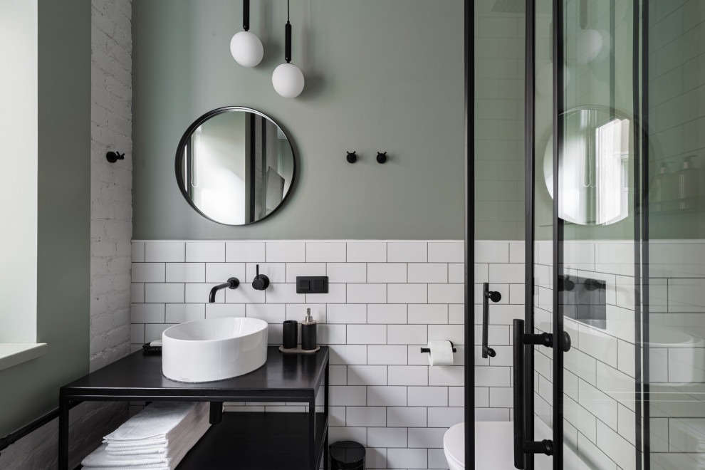 Источник вдохновения для домашнего уюта: маленькая ванная комната в стиле лофт с плоскими фасадами, серыми фасадами, угловым душем, инсталляцией, белой плиткой, керамической плиткой, зелеными стенами, полом из керамогранита, душевой кабиной, накладной раковиной, столешницей из искусственного камня, черным полом, душем с раздвижными дверями, черной столешницей, окном, тумбой под одну раковину и напольной тумбой для на участке и в саду