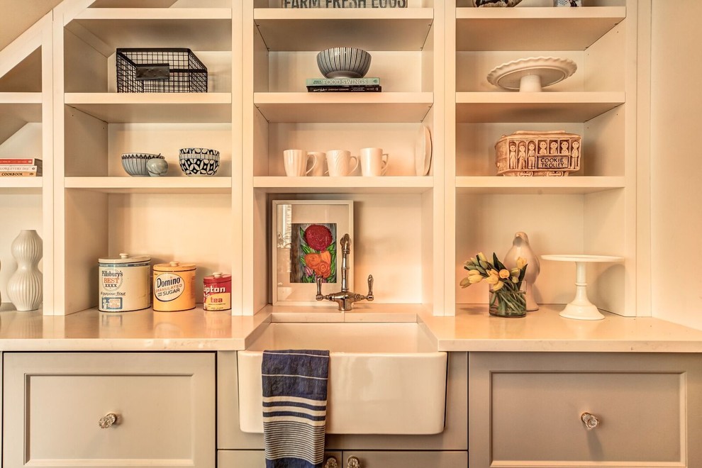 Example of a transitional home design design in Toronto