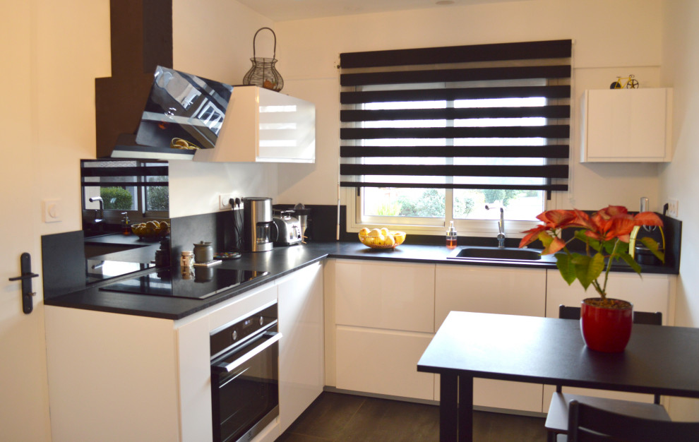 Photo of a medium sized contemporary l-shaped enclosed kitchen in Bordeaux with a single-bowl sink, beaded cabinets, white cabinets, laminate countertops, black splashback, integrated appliances, slate flooring, no island, black floors and black worktops.