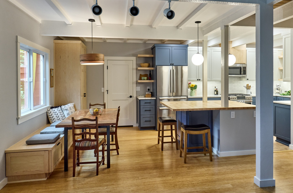 Ispirazione per una sala da pranzo aperta verso la cucina con pavimento in sughero, pavimento beige e travi a vista