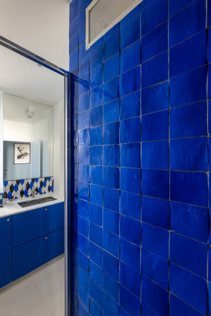 Bleu parisien modern-badezimmer