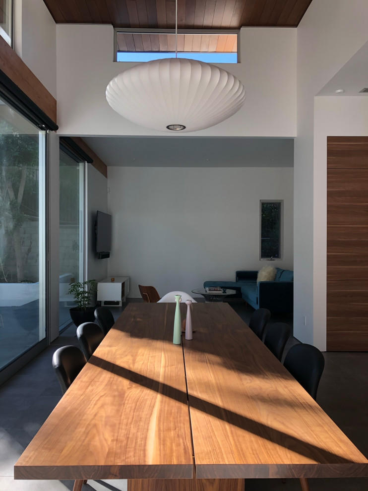 Idee per una grande sala da pranzo aperta verso la cucina moderna con pareti bianche, pavimento in gres porcellanato, pavimento grigio e soffitto in legno