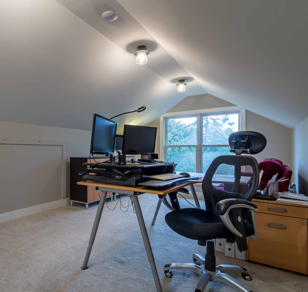 Mittelgroßes Landhaus Arbeitszimmer ohne Kamin mit Studio, grauer Wandfarbe, Teppichboden, freistehendem Schreibtisch, grauem Boden, gewölbter Decke und Tapetenwänden in Chicago