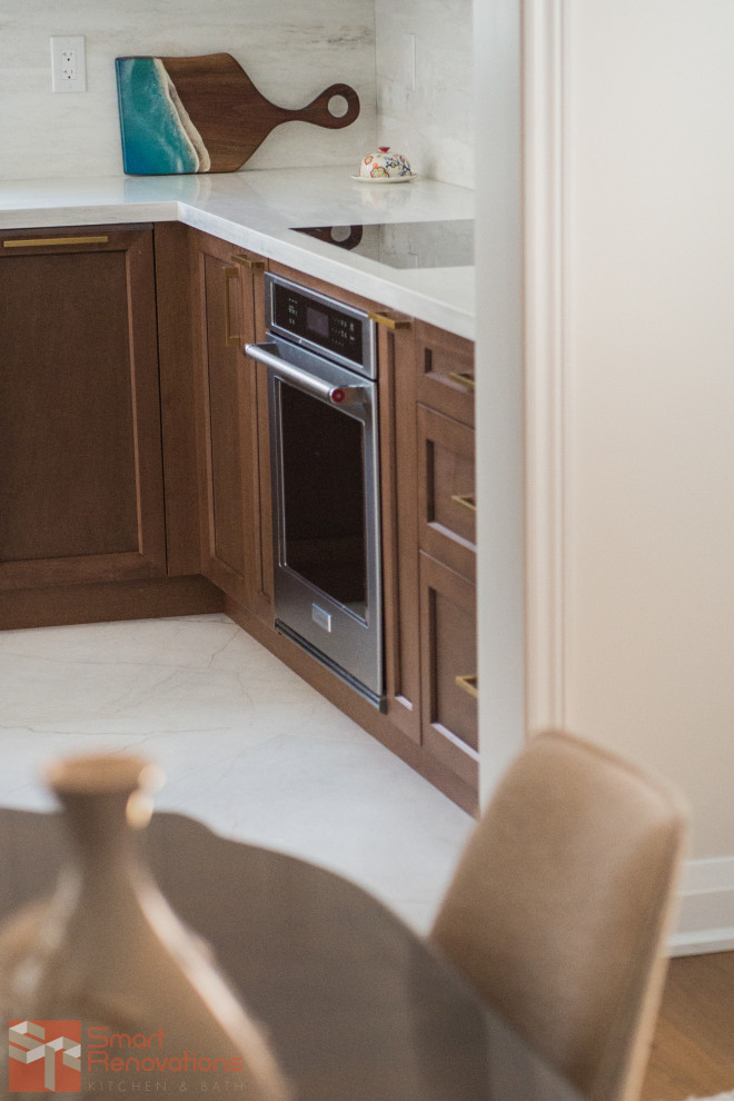 Kitchen - transitional kitchen idea in Toronto