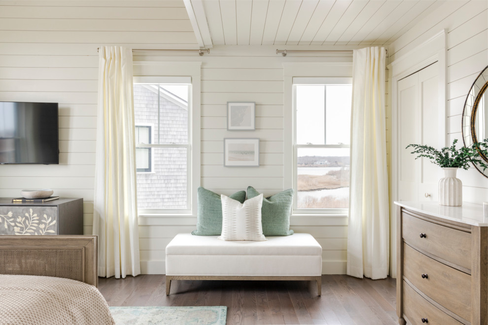 Идея дизайна: спальня среднего размера в морском стиле с белыми стенами, темным паркетным полом, коричневым полом и телевизором без камина