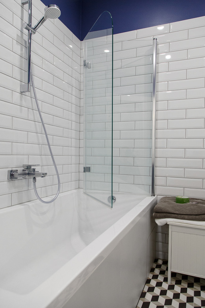 Foto på ett mellanstort nordiskt brun en-suite badrum, med släta luckor, turkosa skåp, ett undermonterat badkar, vit kakel, vita väggar, bänkskiva i kvarts och dusch med duschdraperi