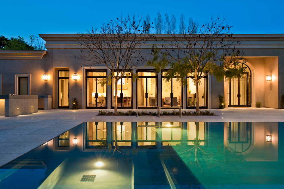 Traditional courtyard infinity pool in San Francisco.