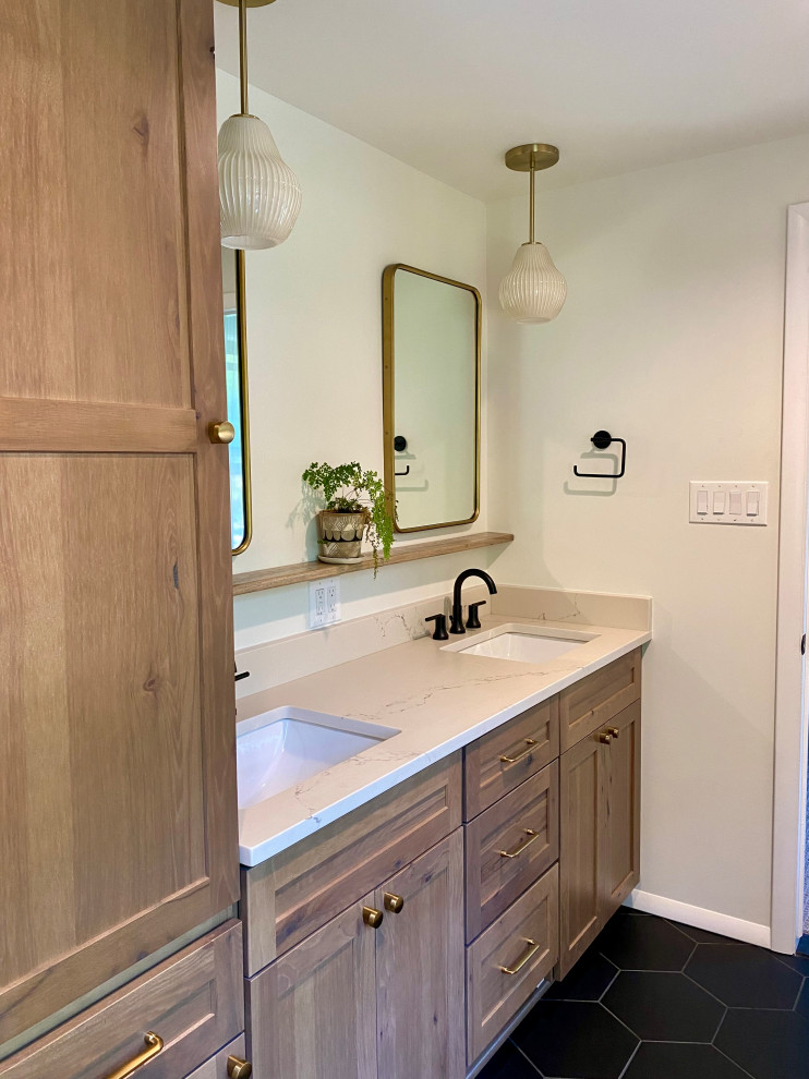 Стильный дизайн: ванная комната в стиле неоклассика (современная классика) с тумбой под две раковины - последний тренд