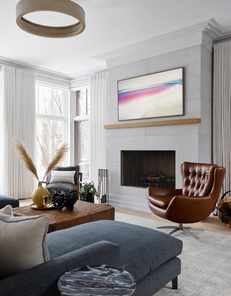Источник вдохновения для домашнего уюта: парадная, двухуровневая гостиная комната в стиле модернизм с белыми стенами, светлым паркетным полом, стандартным камином, фасадом камина из плитки и скрытым телевизором
