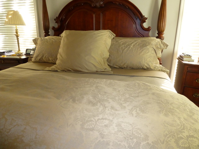 Installing New Bedding Using SDH klassisch-schlafzimmer