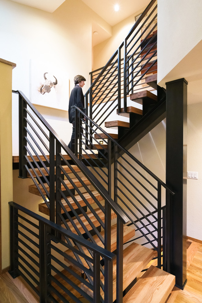 デンバーにある高級な中くらいなコンテンポラリースタイルのおしゃれな階段の写真
