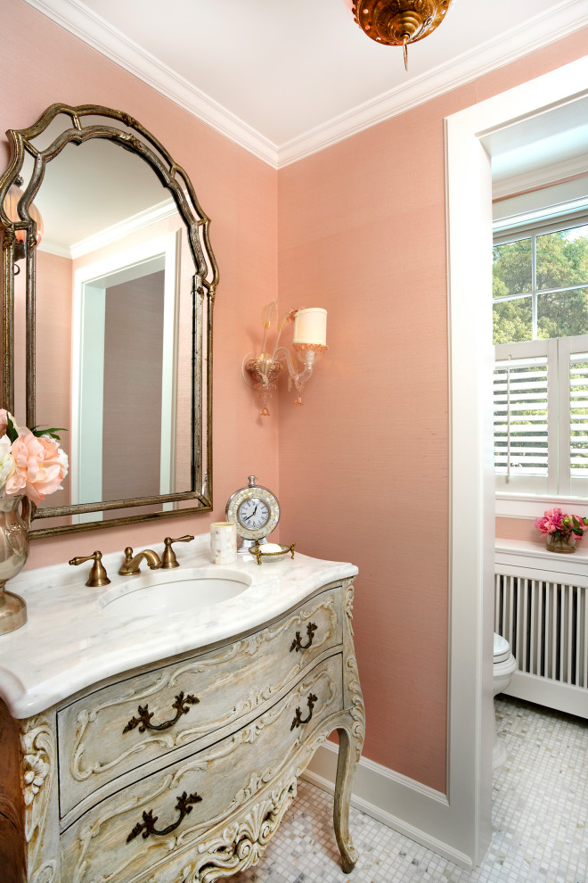 Идея дизайна: туалет среднего размера в классическом стиле с фасадами островного типа, белой плиткой, розовыми стенами, полом из мозаичной плитки, врезной раковиной и мраморной столешницей