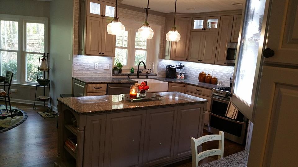 Kitchen - transitional kitchen idea in Charlotte