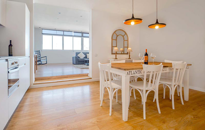 Ejemplo de comedor de cocina clásico renovado de tamaño medio sin chimenea con paredes blancas y suelo de madera en tonos medios