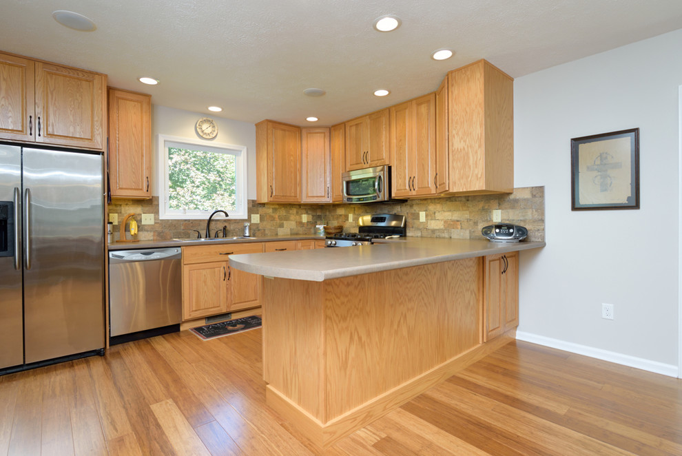 Elegant kitchen photo in Grand Rapids