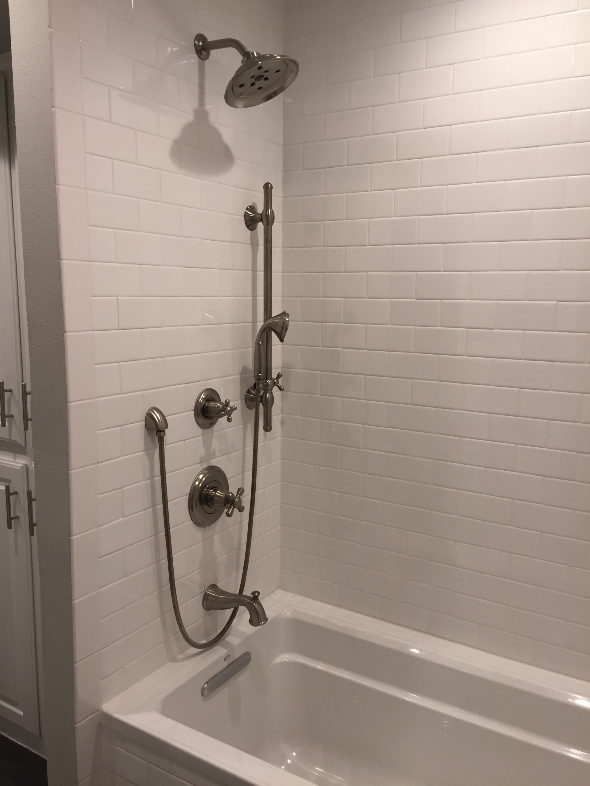 Farmhouse Transitional Kids' Bathroom