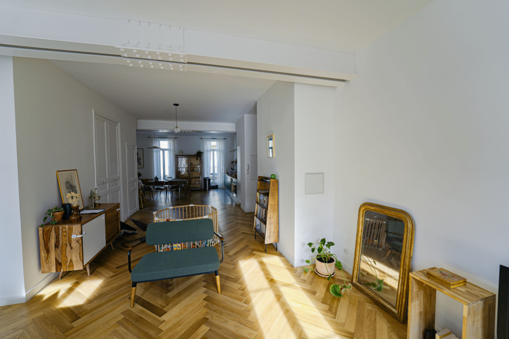 Foto de salón abierto clásico grande con paredes blancas, suelo de madera clara y suelo beige