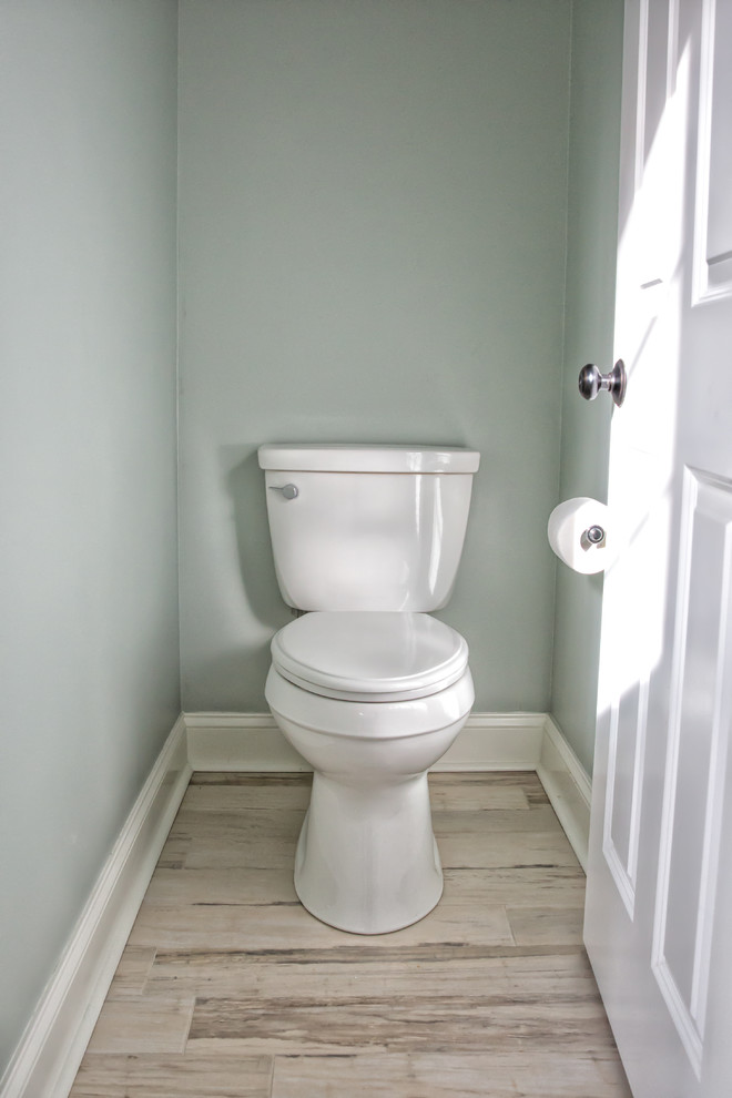 Exemple d'un grand WC et toilettes tendance avec un placard à porte shaker, des portes de placard grises, WC séparés, un carrelage blanc, un carrelage métro, un mur bleu, un sol en carrelage de porcelaine, un lavabo encastré et un plan de toilette en quartz modifié.