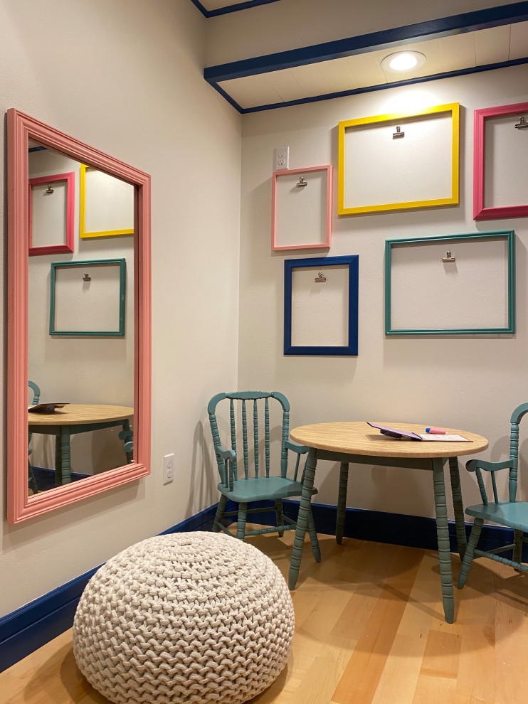 Idée de décoration pour une petite chambre d'enfant de 1 à 3 ans tradition avec un mur blanc, parquet clair, un sol marron et un plafond en bois.