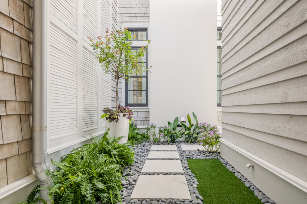 Foto di un privacy in giardino stile marino esposto a mezz'ombra di medie dimensioni e in cortile con pavimentazioni in pietra naturale