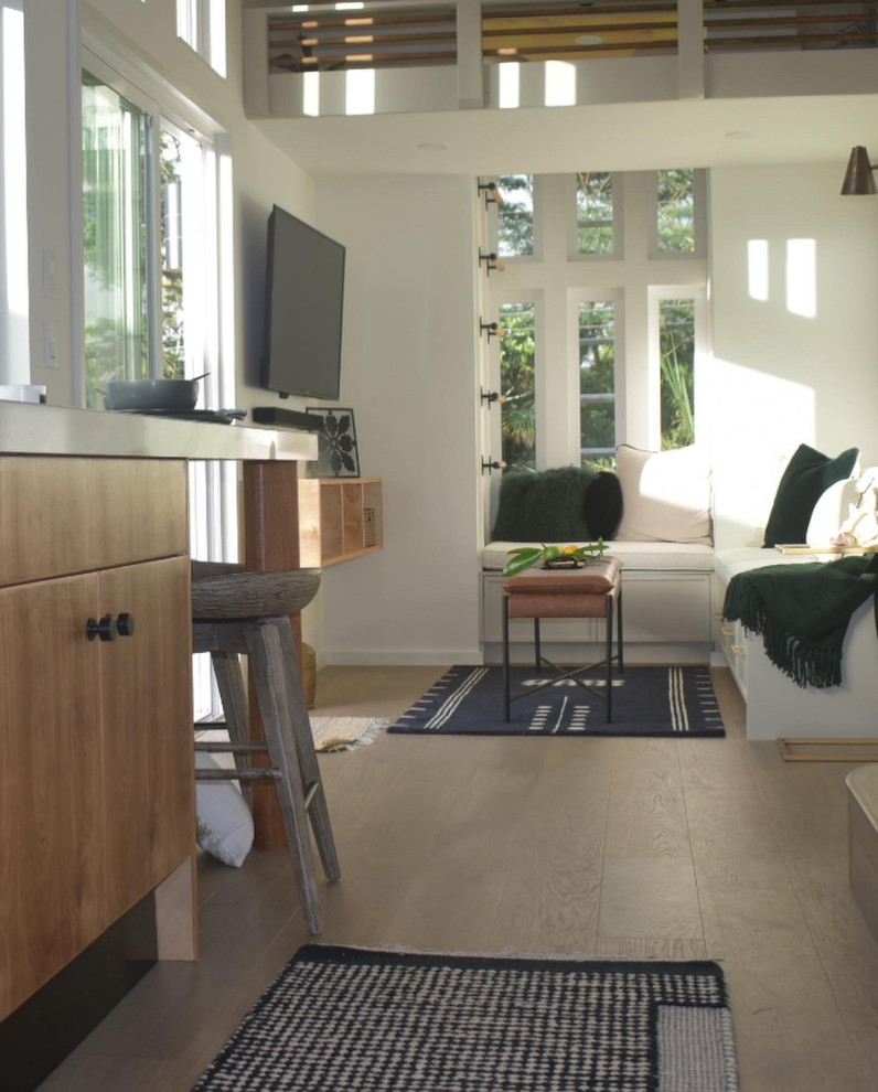 Foto di un piccolo soggiorno minimal aperto con sala formale, pareti bianche, parquet chiaro, TV a parete, pavimento beige e soffitto in perlinato