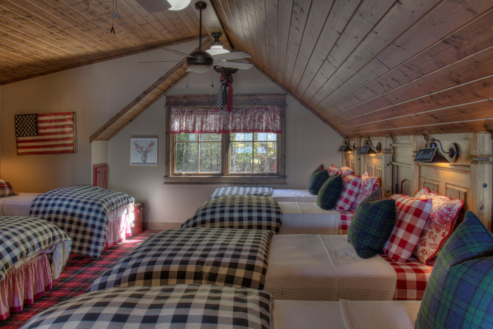 Mittelgroßes Country Gästezimmer mit beiger Wandfarbe, Teppichboden, rotem Boden und gewölbter Decke in Minneapolis